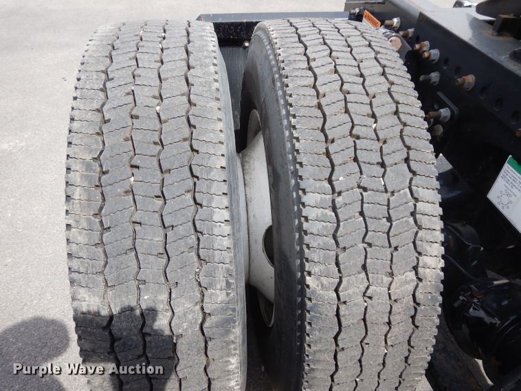 image for item DH2415 2010 Freightliner Cascadia semi truck