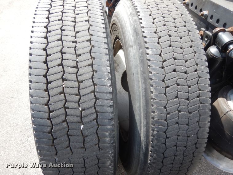 image for item DH2415 2010 Freightliner Cascadia semi truck