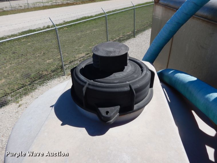 image for item DH2433 2006 Stewart & Stevenson CT-5CAS/HYD hydration system on Mertz trailer