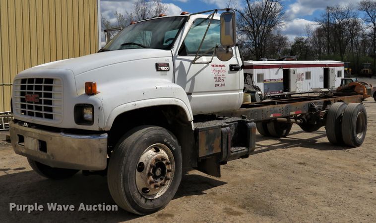 image for item DI2111 1999 GMC C7500 truck cab and chassis