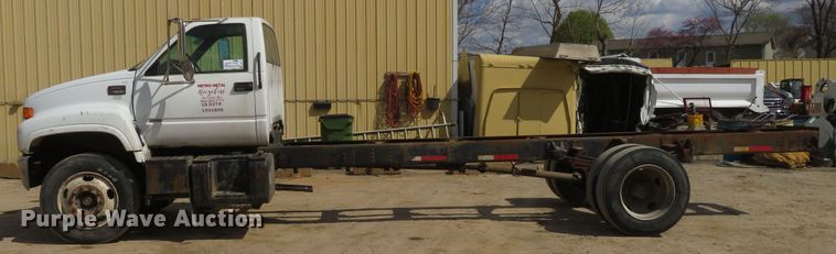 image for item DI2111 1999 GMC C7500 truck cab and chassis