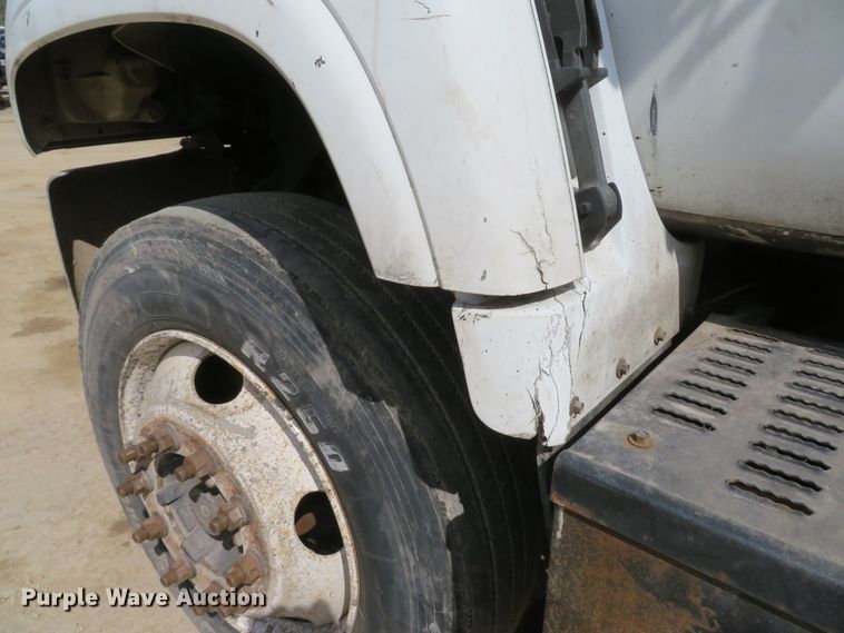 image for item DI2111 1999 GMC C7500 truck cab and chassis