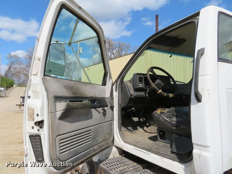 image for item DI2111 1999 GMC C7500 truck cab and chassis