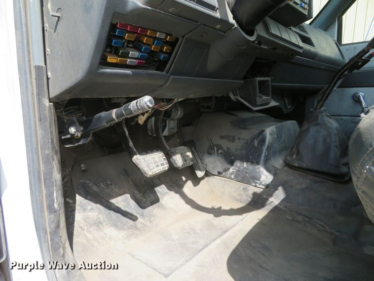 image for item DI2111 1999 GMC C7500 truck cab and chassis