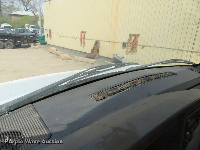 image for item DI2111 1999 GMC C7500 truck cab and chassis