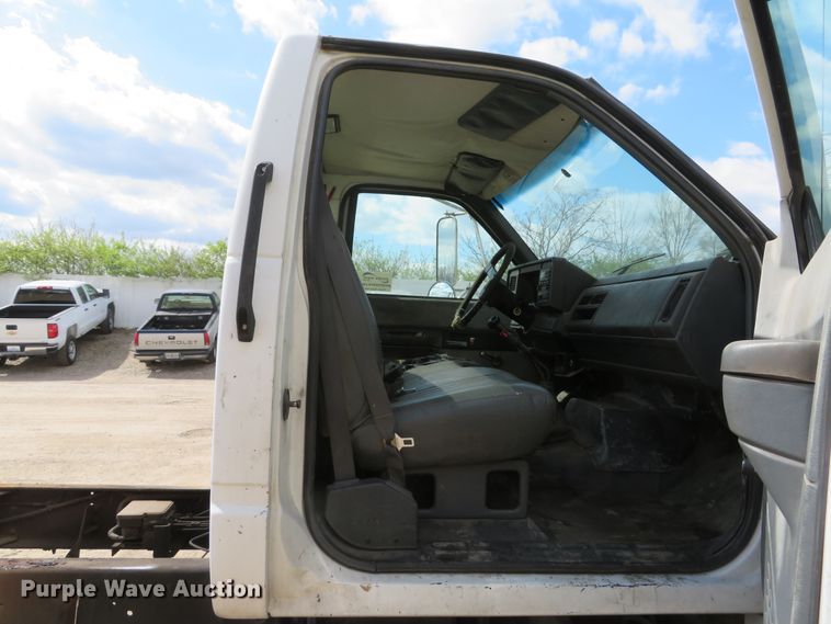 image for item DI2111 1999 GMC C7500 truck cab and chassis