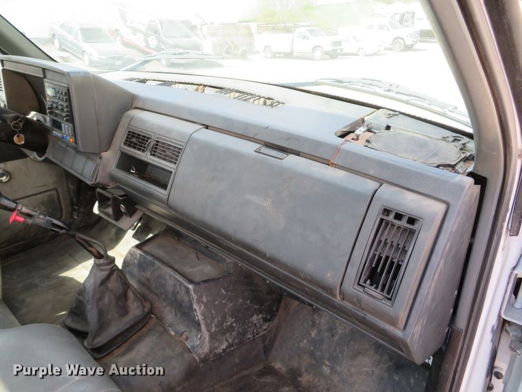 image for item DI2111 1999 GMC C7500 truck cab and chassis