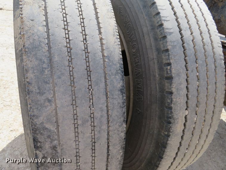 image for item DI2111 1999 GMC C7500 truck cab and chassis