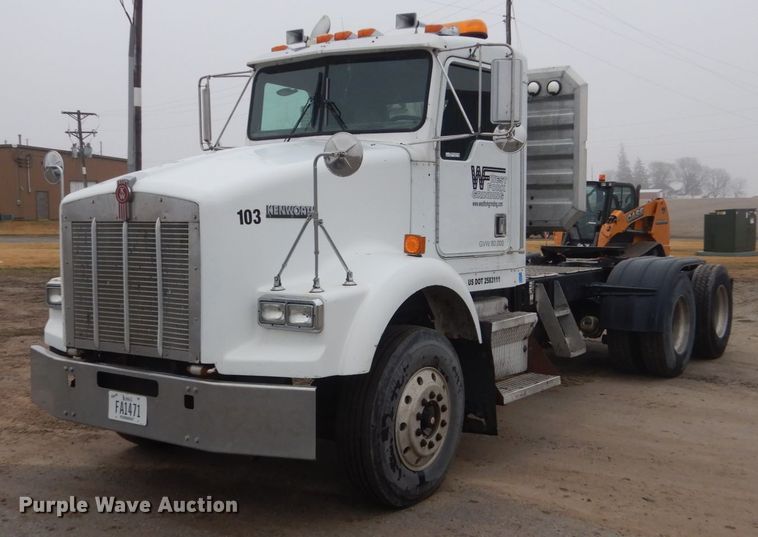 image for item FX9034 2000 Kenworth T800 semi truck