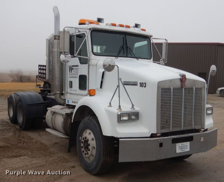 image for item FX9034 2000 Kenworth T800 semi truck