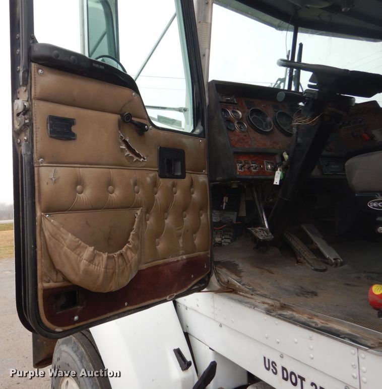 image for item FX9034 2000 Kenworth T800 semi truck