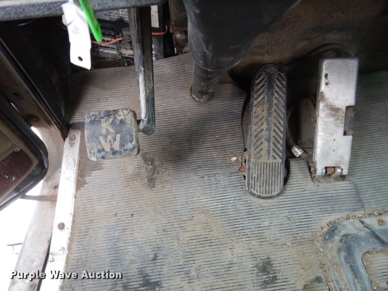 image for item FX9034 2000 Kenworth T800 semi truck