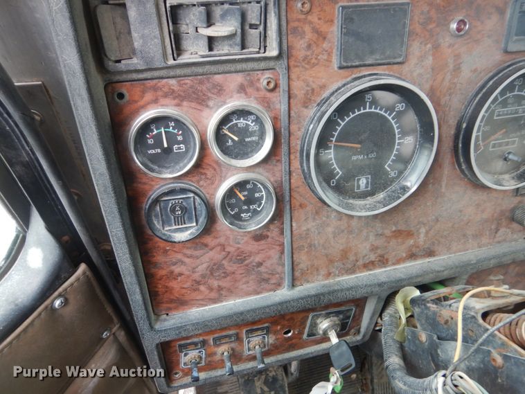 image for item FX9034 2000 Kenworth T800 semi truck