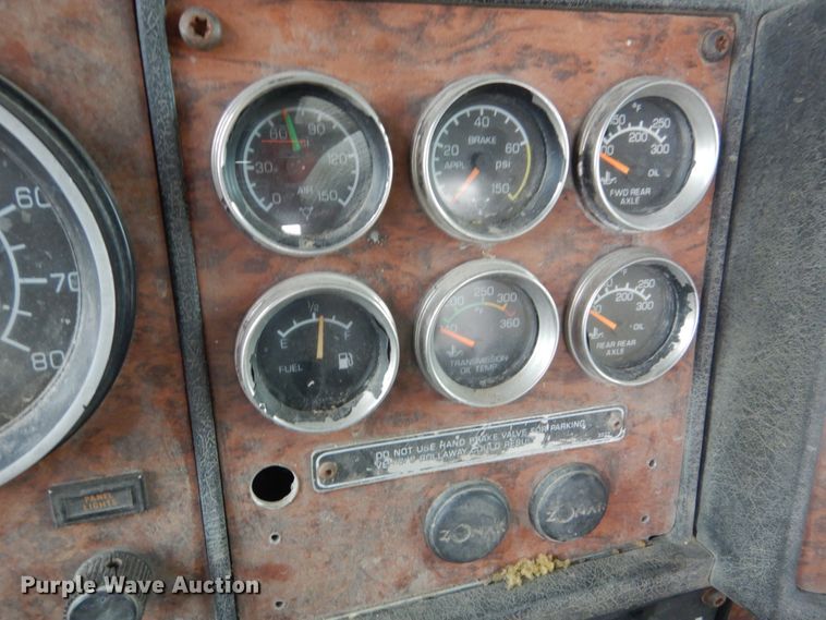 image for item FX9034 2000 Kenworth T800 semi truck