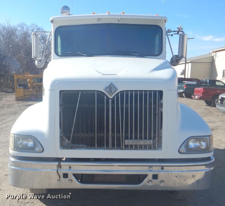 image for item GD9237 1997 International 9400 semi tuck