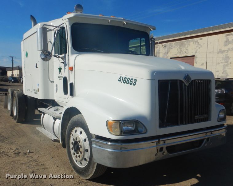 image for item GD9237 1997 International 9400 semi tuck