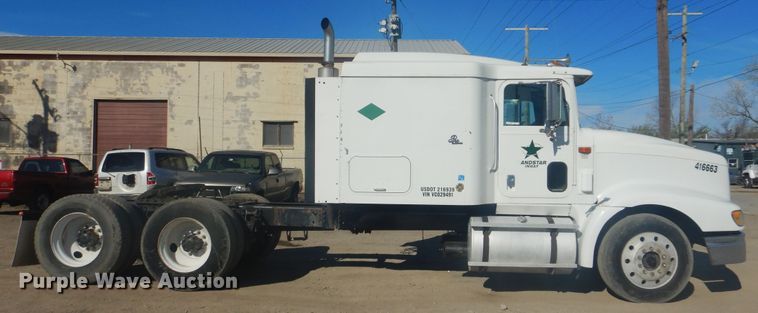 image for item GD9237 1997 International 9400 semi tuck