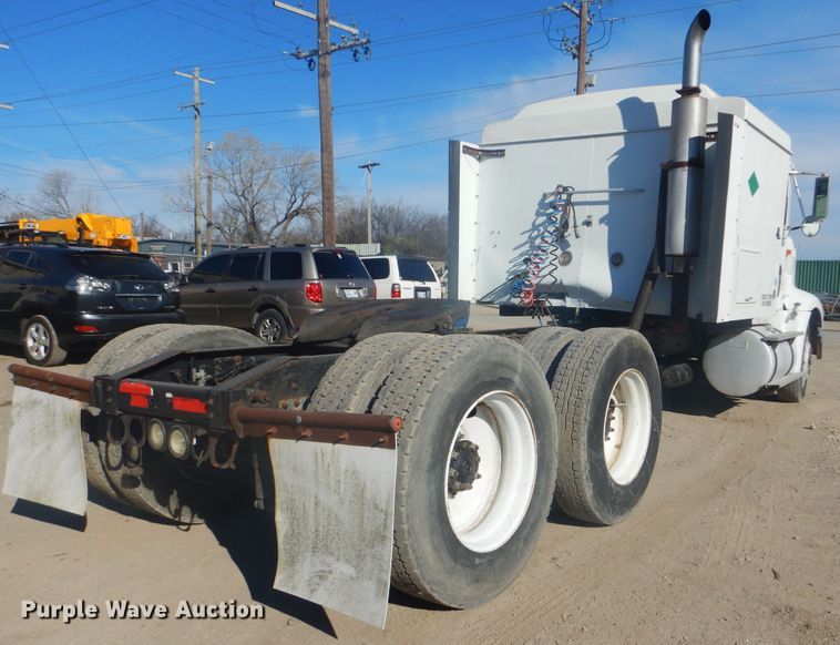 image for item GD9237 1997 International 9400 semi tuck