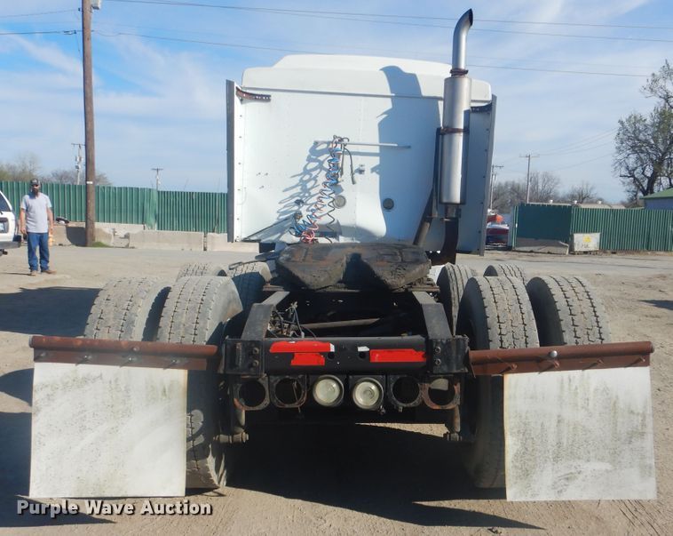 image for item GD9237 1997 International 9400 semi tuck