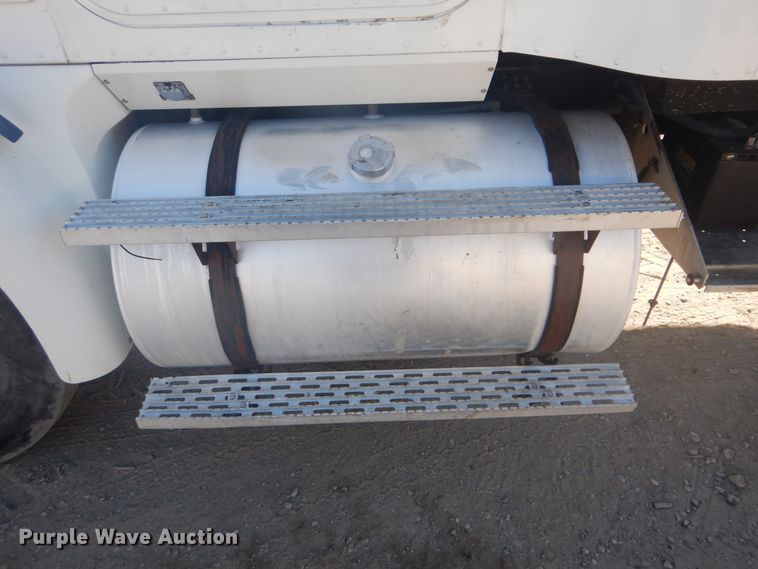 image for item GD9237 1997 International 9400 semi tuck