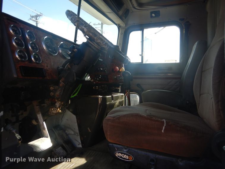 image for item GD9237 1997 International 9400 semi tuck