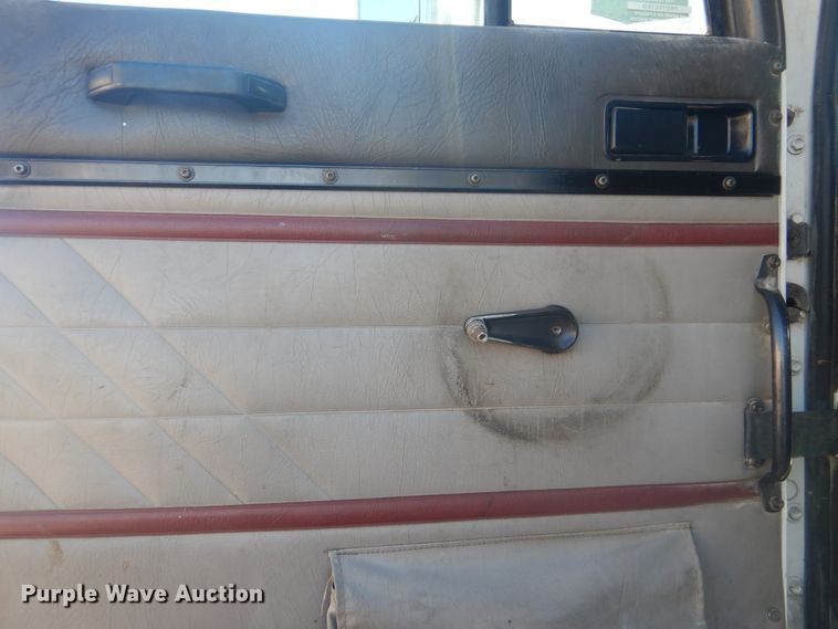 image for item GD9237 1997 International 9400 semi tuck