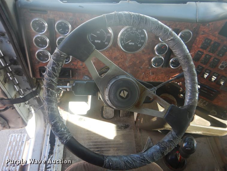 image for item GD9237 1997 International 9400 semi tuck