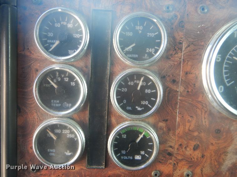 image for item GD9237 1997 International 9400 semi tuck