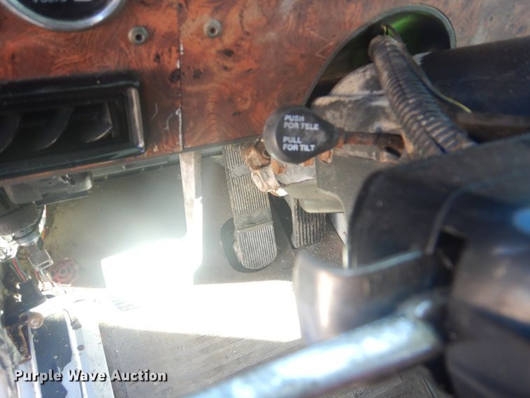 image for item GD9237 1997 International 9400 semi tuck