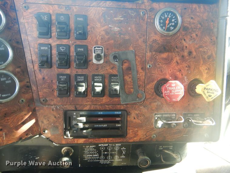 image for item GD9237 1997 International 9400 semi tuck