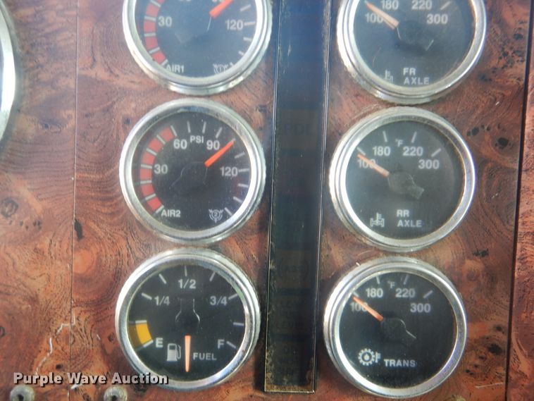 image for item GD9237 1997 International 9400 semi tuck