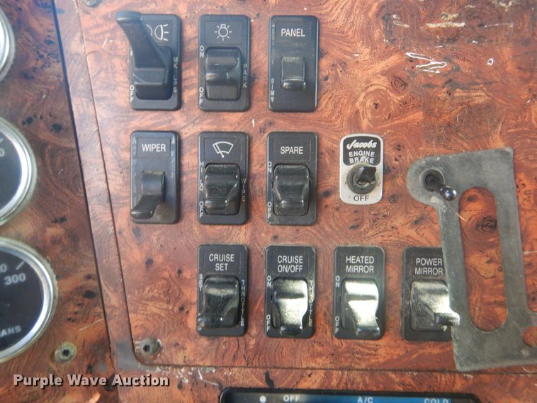 image for item GD9237 1997 International 9400 semi tuck