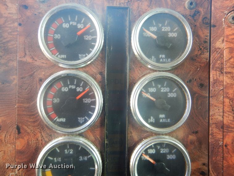 image for item GD9237 1997 International 9400 semi tuck