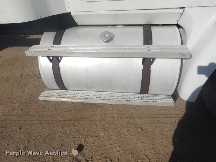 image for item GD9237 1997 International 9400 semi tuck