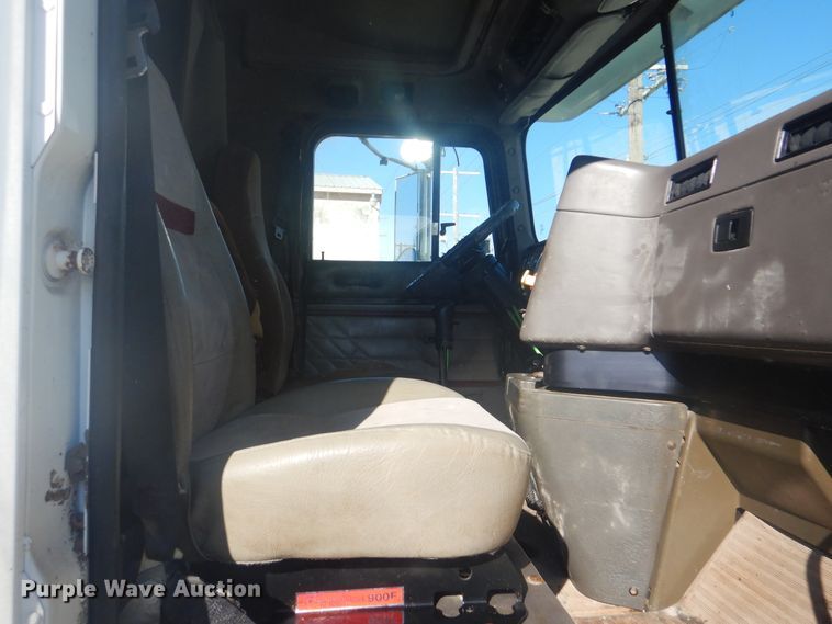 image for item GD9237 1997 International 9400 semi tuck