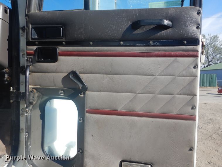 image for item GD9237 1997 International 9400 semi tuck