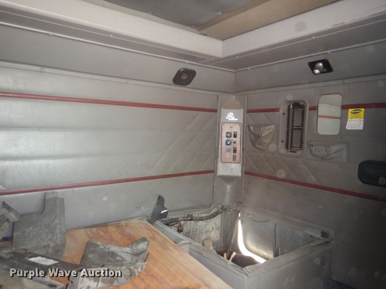 image for item GD9237 1997 International 9400 semi tuck