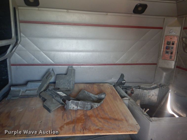 image for item GD9237 1997 International 9400 semi tuck