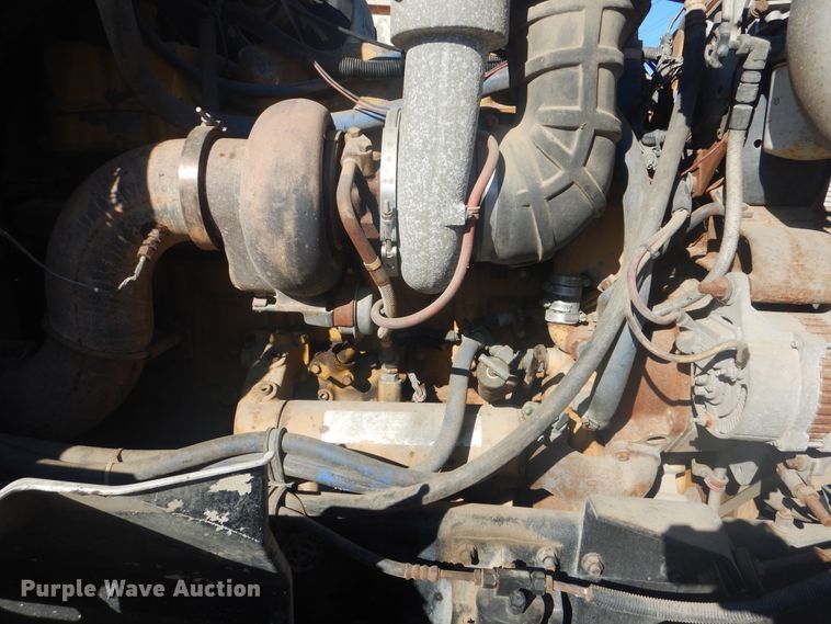 image for item GD9237 1997 International 9400 semi tuck