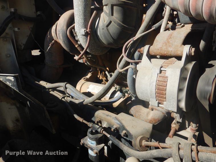 image for item GD9237 1997 International 9400 semi tuck