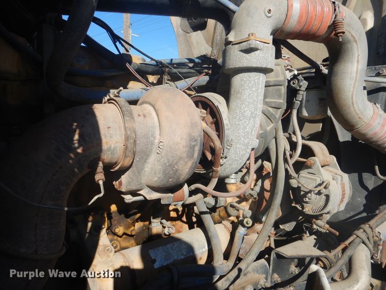 image for item GD9237 1997 International 9400 semi tuck