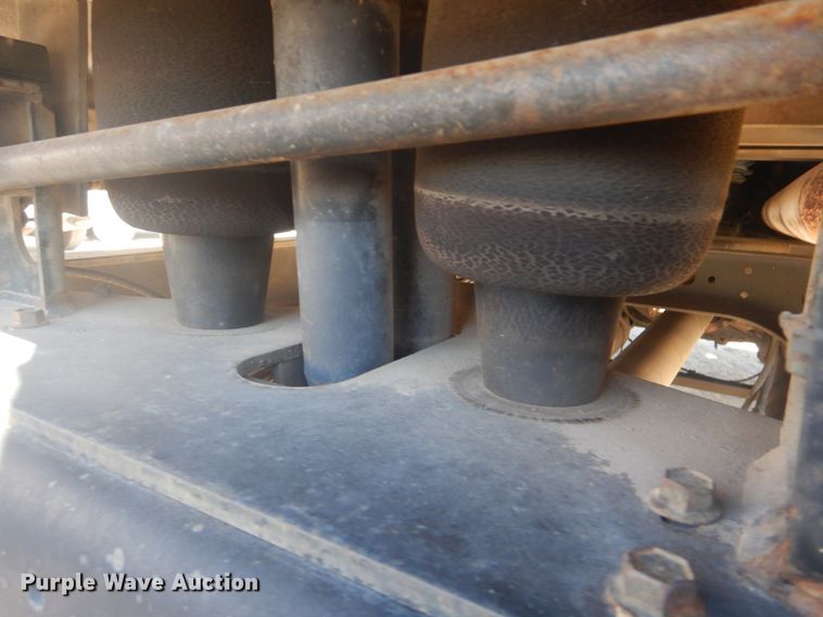 image for item GD9237 1997 International 9400 semi tuck