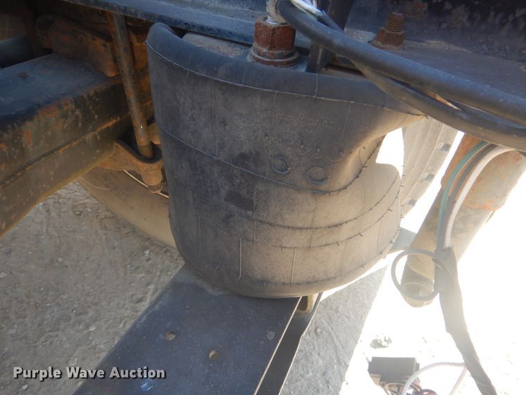 image for item GD9237 1997 International 9400 semi tuck