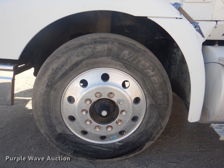 image for item GD9237 1997 International 9400 semi tuck