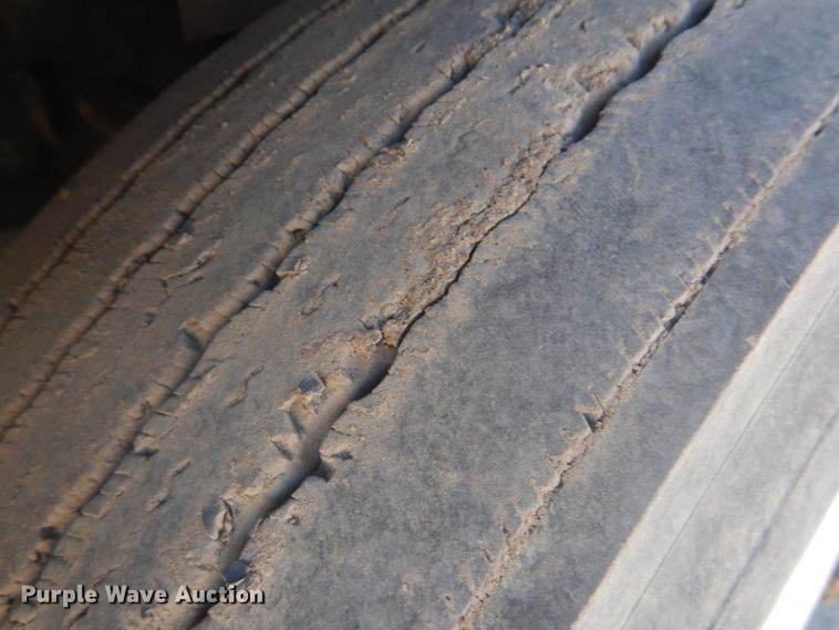 image for item GD9237 1997 International 9400 semi tuck