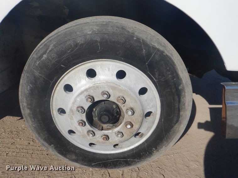 image for item GD9237 1997 International 9400 semi tuck