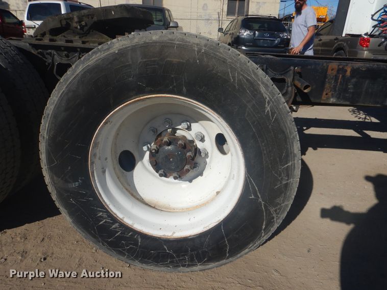 image for item GD9237 1997 International 9400 semi tuck