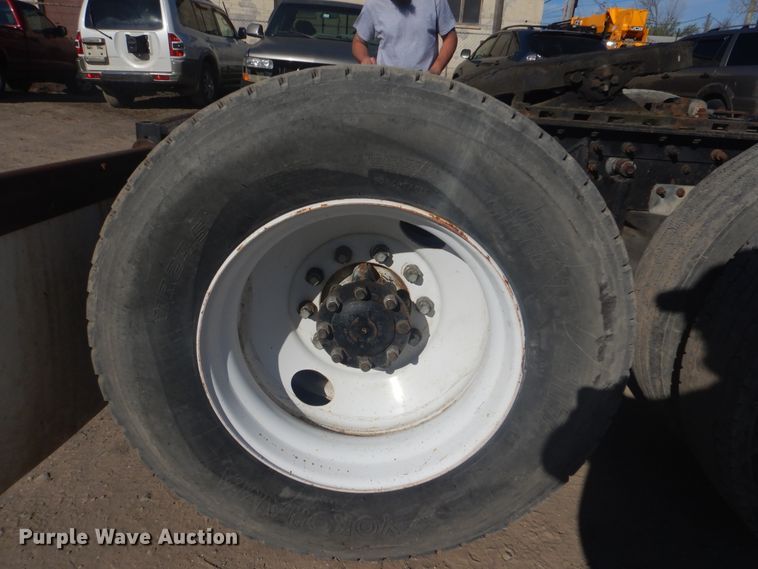 image for item GD9237 1997 International 9400 semi tuck