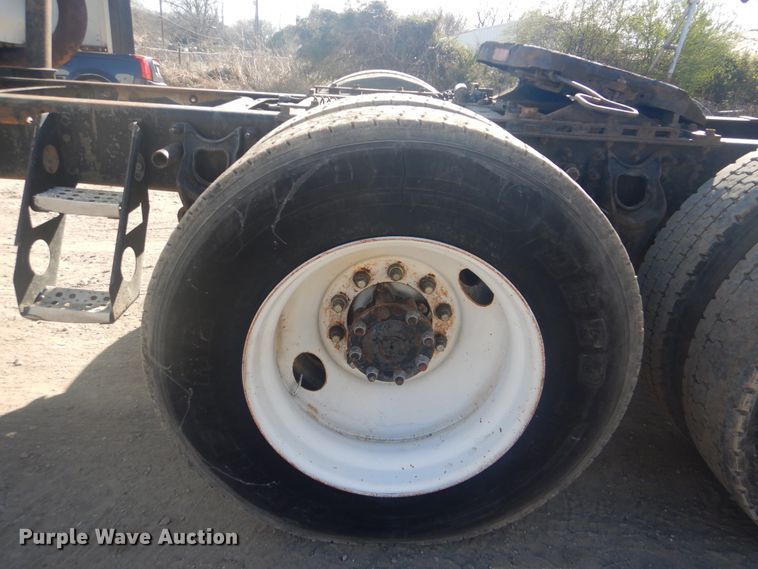 image for item GD9237 1997 International 9400 semi tuck