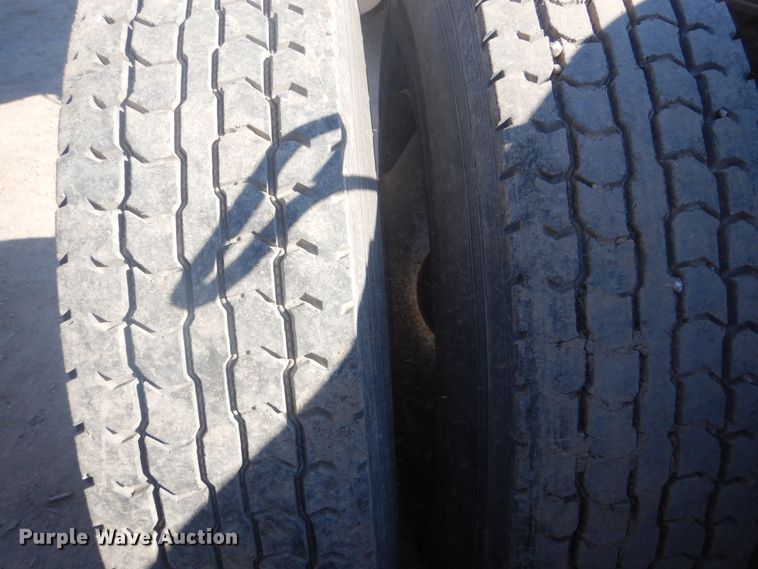 image for item GD9237 1997 International 9400 semi tuck